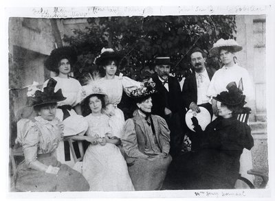 Gruppenporträt mit Stephane Mallarme (1842-98), Sommer oder Herbst 1896 von French Photographer